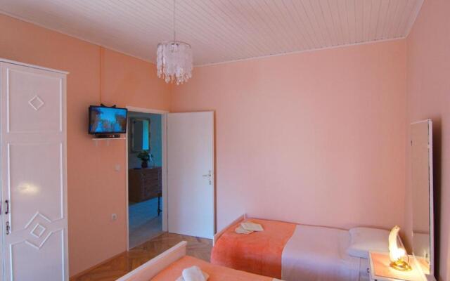 Apartment and Rooms Toka