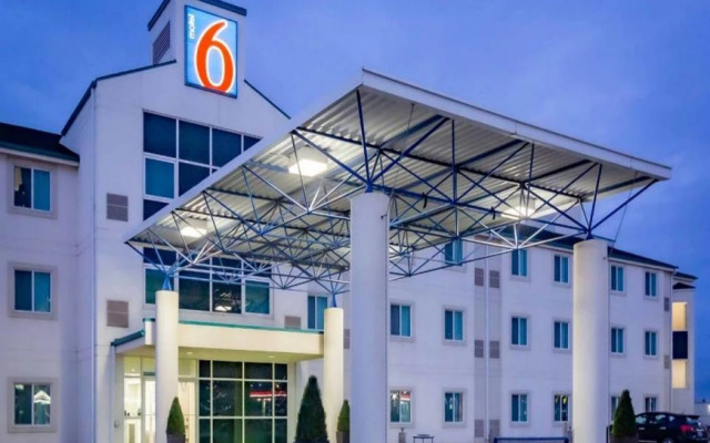 Motel 6 Saskatoon, SK