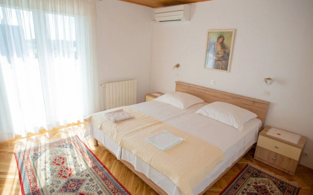 Ivan - Great Location - A2