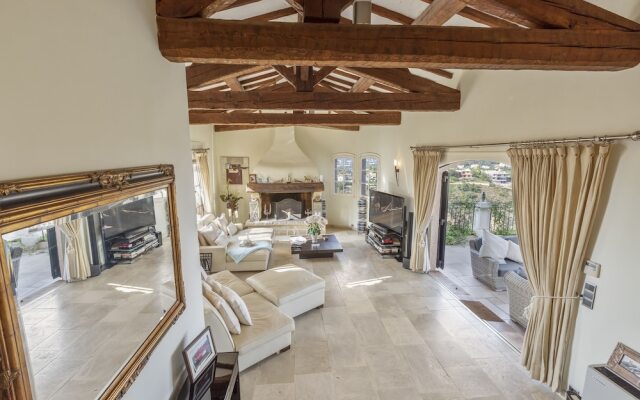 Cannes Mandelieu Lovely 6-Bed Villa