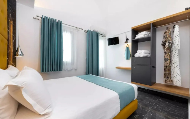 Deluxe Hotel Santorini