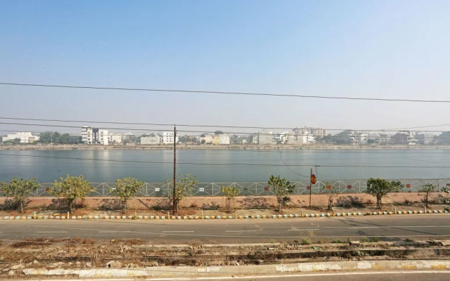 Hotel Lake View By OYO Rooms