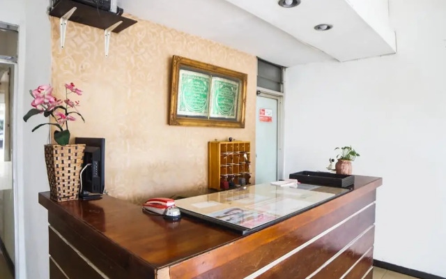 OYO 91878 Cherry Red Hotel