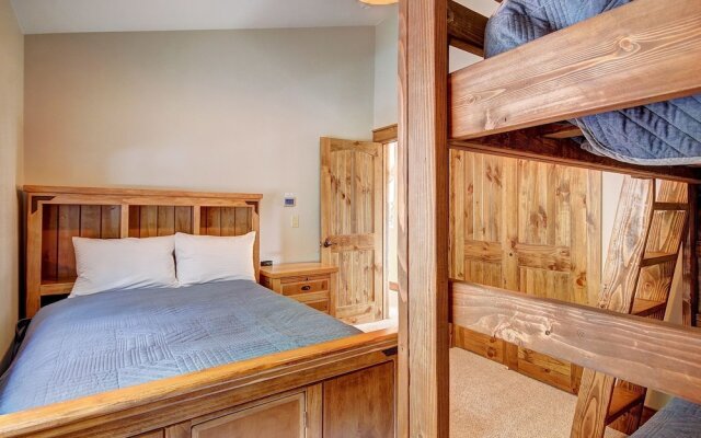 Mountain View Lodge 4 Bedroom Home by RedAwning