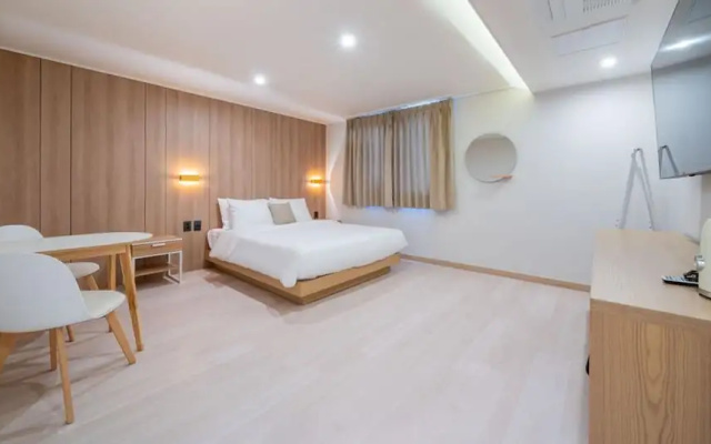 Two H Hotel