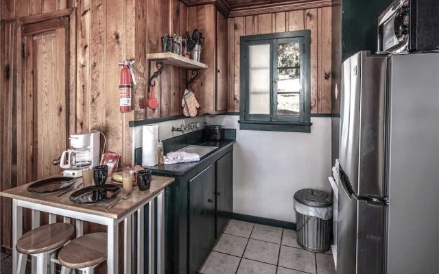 Perfect Cabin, 2 Bedrooms, Fireplace, Midtown, Sleeps 5