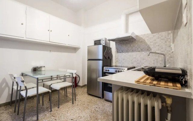 Homey apartment for 4 people in Koukaki