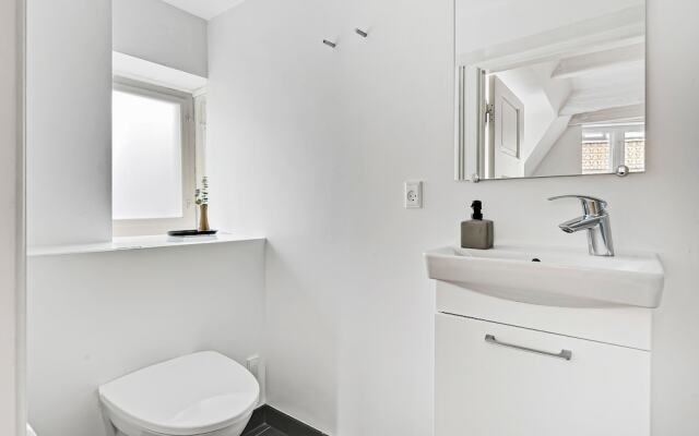 Sanders Penny - Chic 3-bdr Apt in City Center