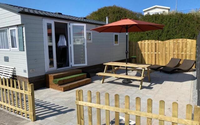 Luxe Chalet op camping Duindoorn, IJmuiden aan Zee, in de buurt van F1 circuit Zandvoort en Bloemendaal op loopafstand strand