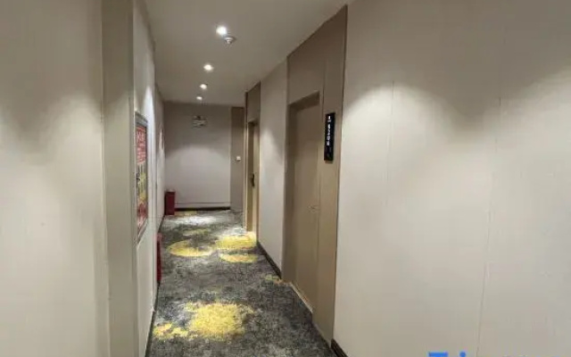 Huayi Hotel (Minquan Renmin Road)