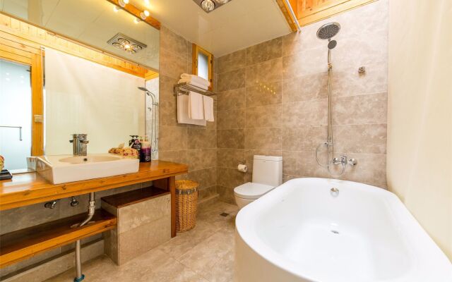 C'est La Vie Boutique Inn