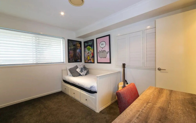 Luxurious 3 Bedroom Home In Indooroopilly Close To CBD