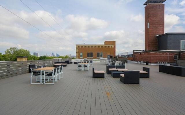 FRONTDESK Historic KCY Flats with Rooftop Deck