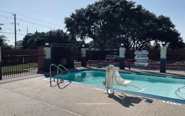 Days Inn by Wyndham Dickinson TX