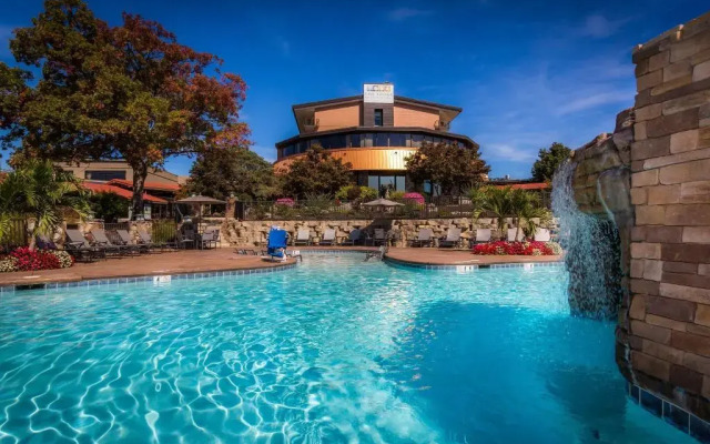 Lodge Of Four Seasons Golf Resort, Marina & Spa