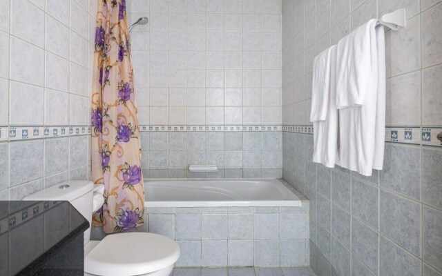 Light and Modern Studio in Jlt! Sleeps 3!