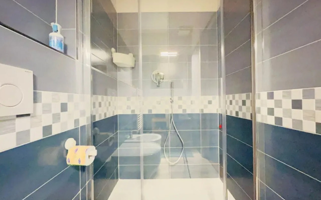 Moderno Bilocale con Terrazzo e Parcheggio