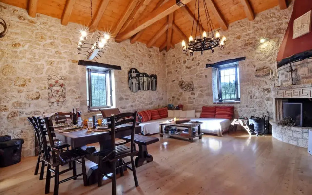 Stunning 8-bed Villa in Marmaro With Amazing View