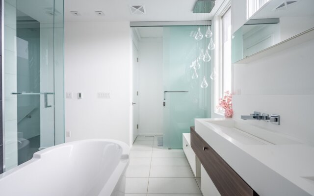 Luxury 4BR Townhouse in Downtown Toronto