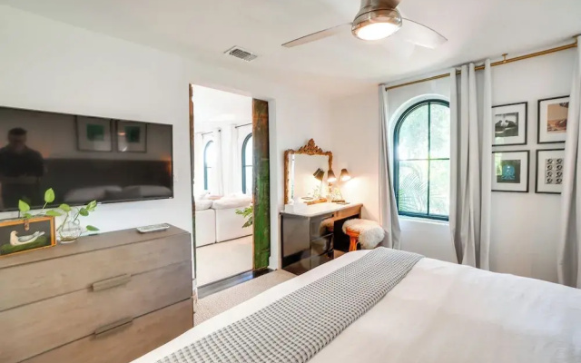 Chic Getaway in Desirable South Tampa District!