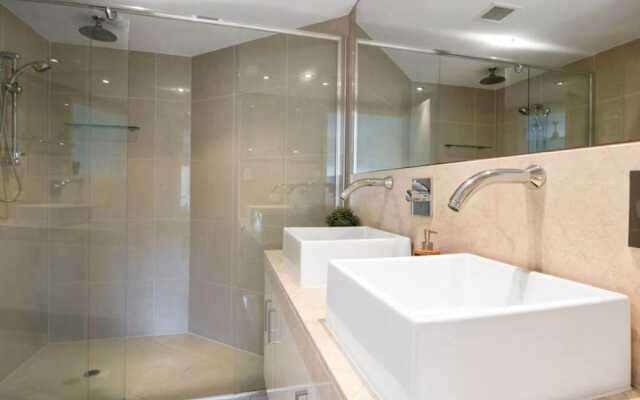 Luxury Townhouse 250m to the Beach