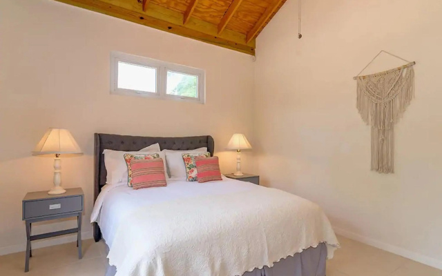 New 3-bed on Hip Strip, Beach access, Sleeps 8
