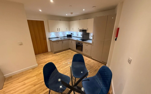 2BR Apartment - Sleeps 4 - Free Parking - Reading