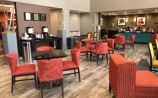 Hampton Inn & Suites Moore