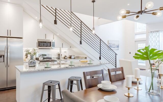Sanitized Newly Designed Super Chic Indy Home Near Fountain Square!