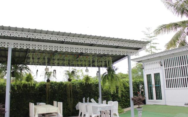 Moeimanee Resort