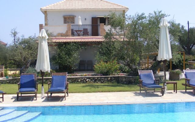 Superior 2-brm Villa, Ideal Locale,300m From Beach