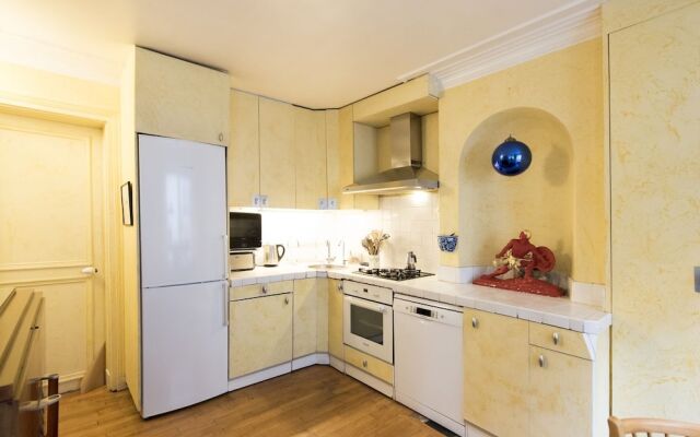 Place de la Republique Hideaway