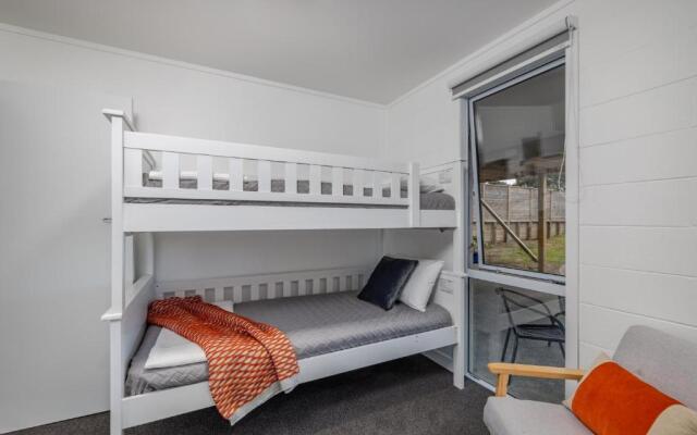 Waterfront Beach House - Paihia Holiday Home