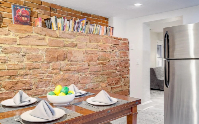 Stunning Modern Home, Prime Location Sleeps 15