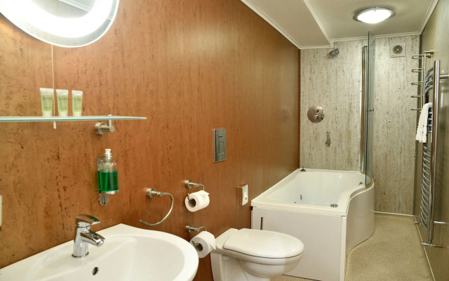 The Knighton Apartment by Paymán Club