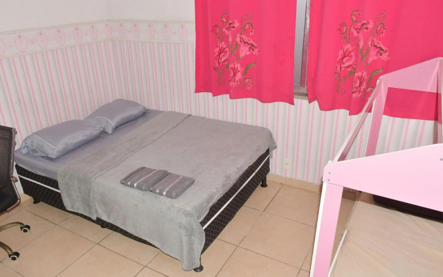 Quarto em residência tranquila e familiar