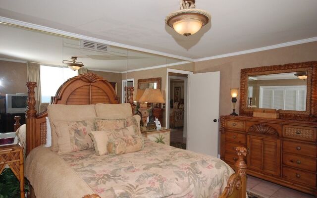 Shoreline 1081 Condo by RedAwning