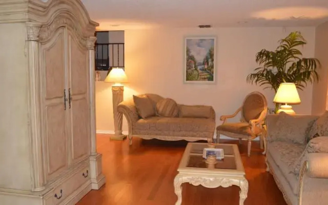 Four-Bedroom House near Universal