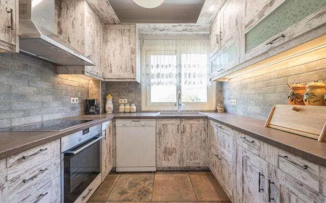 Seaside 2BR apartment in Varkiza 2mins walk from beach