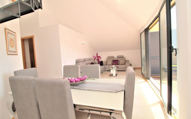 Living Apartment With Private Pool, Jacuzzi and Gym