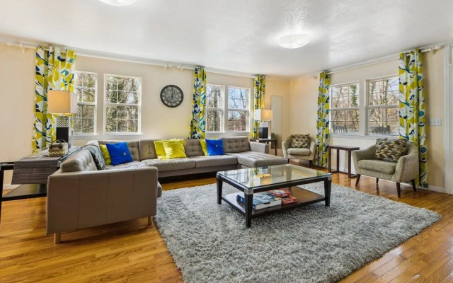 Peaceful Getaway 3 Bedroom Home by Redawning