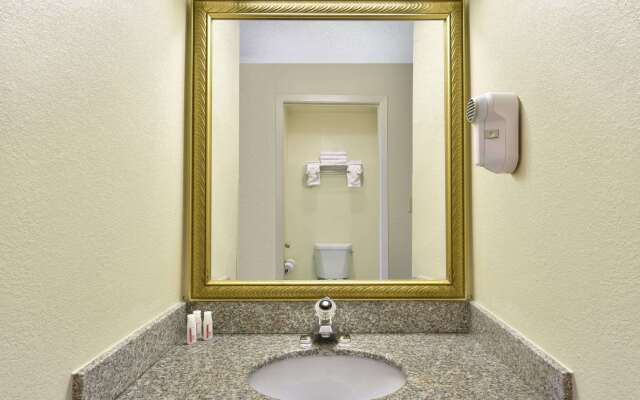 Howard Johnson Hotel & Suites by Wyndham Allentown/Dorney