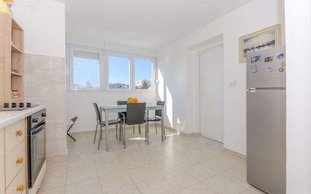 Spacious apartment Neven near center, with two AC units
