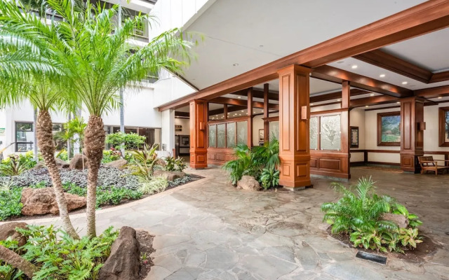 Spacious 14th Floor Corner Suite, Partial Diamond Head and Ocean Views, FREE Parking! by Koko Resort Vacation Rentals