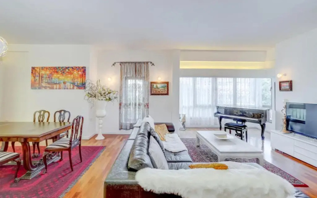 Charming spacious 4BR apt near the sea