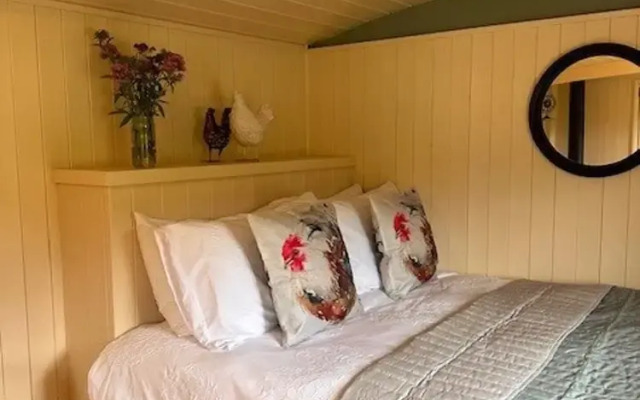 Shepherdshut-cotswolds-petfriendly-woodburner
