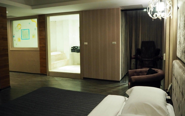 The Riverside Hotel & Motel