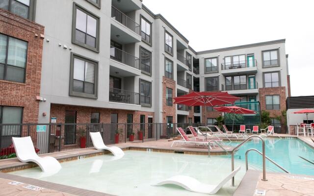 WanderJaunt - Luxe Downtown Austin Apts