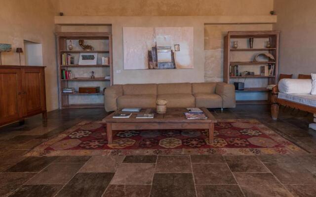Velasquez Suite House