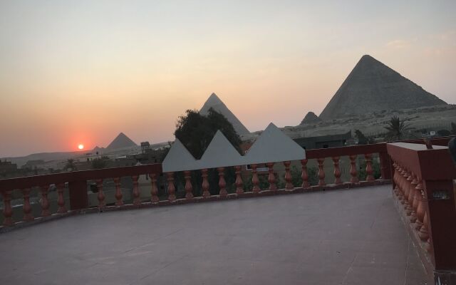 3 Pyramids View Inn